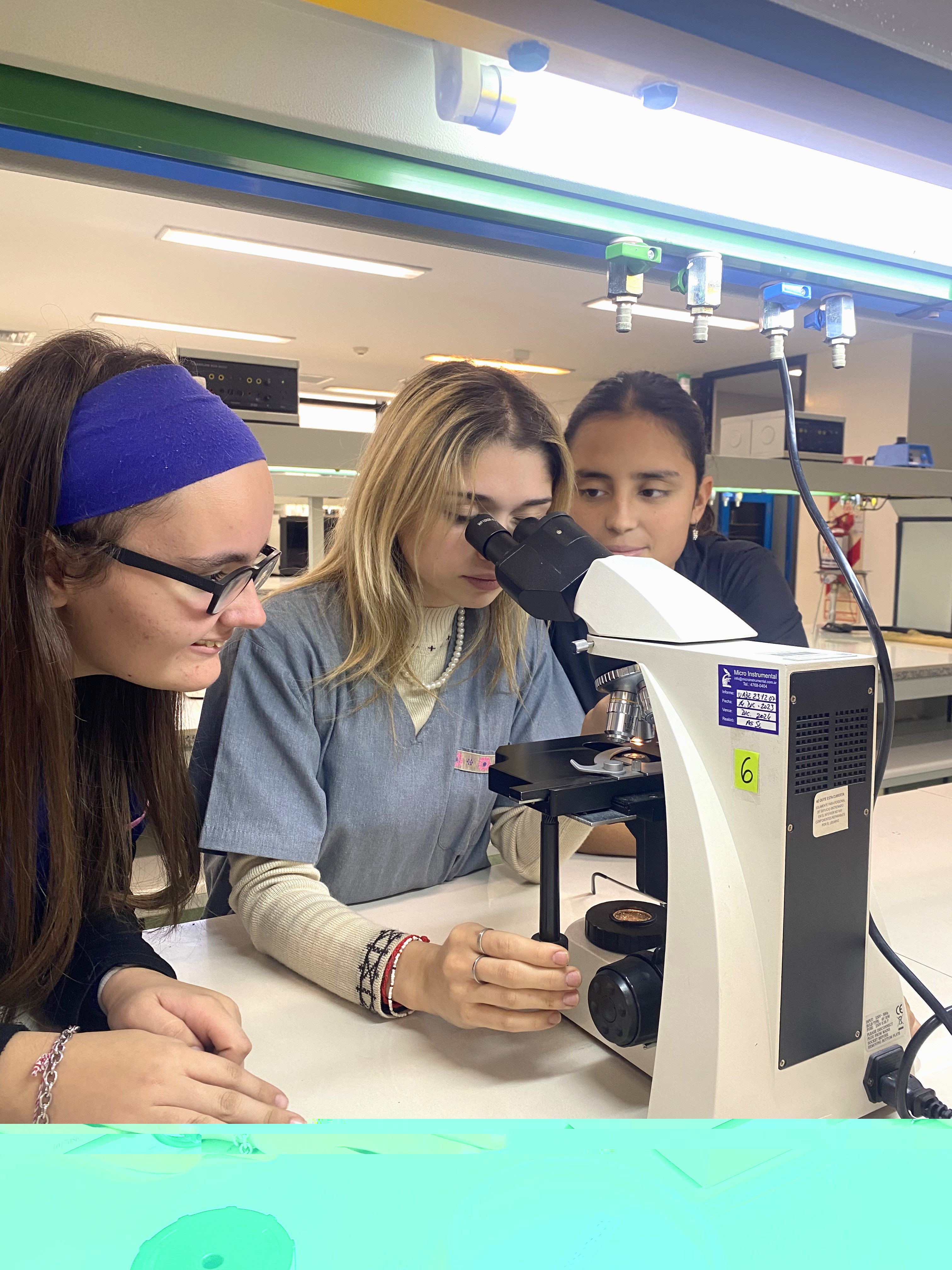 Foto 3. Practicas En Labs Biologia (1)