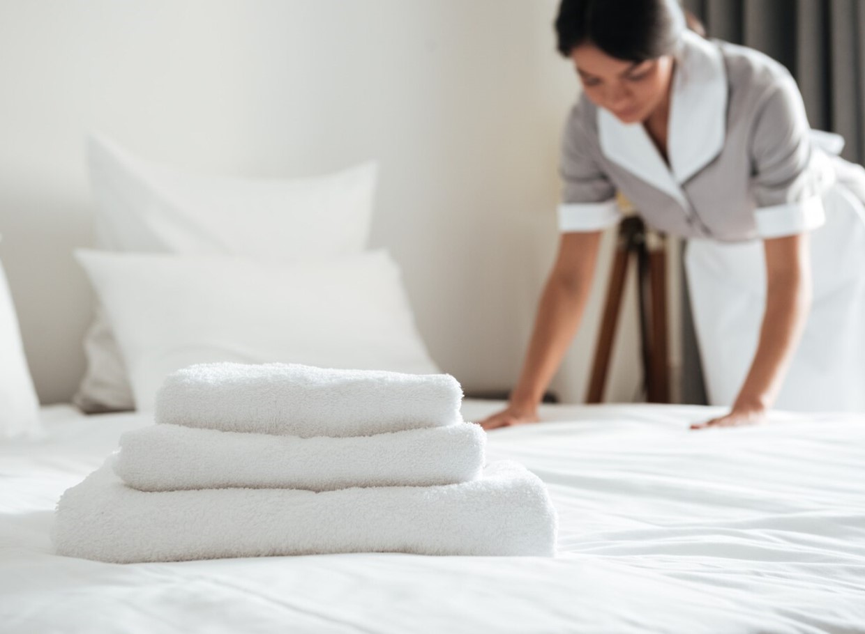 Joven Camarera Hotel Colocando Almohada Cama 171337 12699